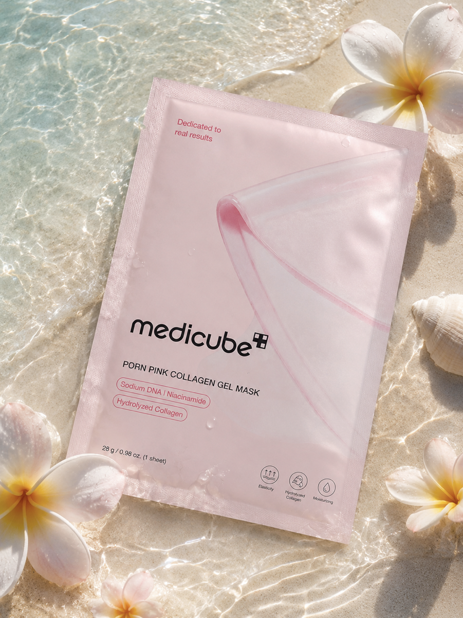 Masque en gel de collagène posé sur le sable ivoire au bord d'une eau bleu cristal, fleurs de plumeria blanches